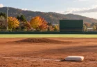 秋の日差しが差す地方球場のマウンドとダイヤモンド