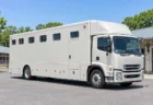 トレーニングセンターの駐車場に停まる大型の馬運車