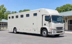 トレーニングセンターの駐車場に停まる大型の馬運車