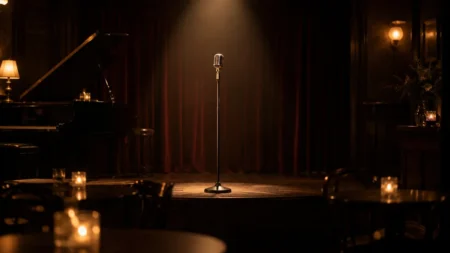 夜のライブハウスのステージに置かれたスタンドマイクとスポットライト