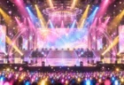 カラフルな照明に照らされたアイドルのライブステージ