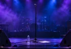 紫と青の照明がにじむライブ会場のステージ中央に立つボーカルマイクとスタンド