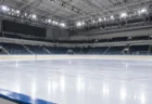 照明に照らされた無人のスケートリンク
