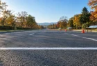 秋晴れの朝の舗装路に引かれたスタートラインと給水テーブル