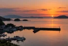 夕暮れの静かな入り江と小さな漁港