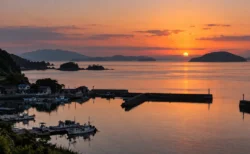夕暮れの静かな入り江と小さな漁港