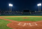 ナイター照明に照らされた夜の野球場のグラウンド