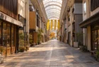 秋の昼下がりの地方都市のアーケード商店街