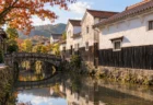 秋の午後の倉吉の白壁土蔵群と玉川にかかる石橋