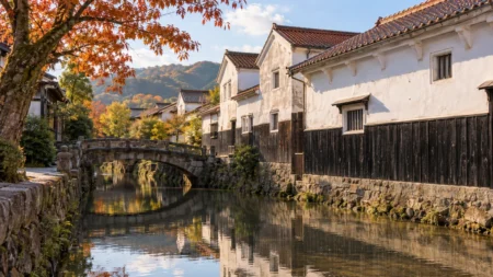 秋の午後の倉吉の白壁土蔵群と玉川にかかる石橋