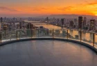 夕暮れの大阪の街を見下ろす高層ビルの屋上展望台