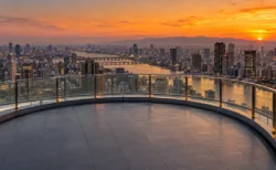夕暮れの大阪の街を見下ろす高層ビルの屋上展望台