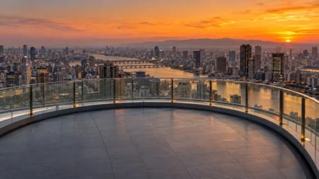 夕暮れの大阪の街を見下ろす高層ビルの屋上展望台