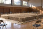 体育館に設けられた巡業の土俵と俵
