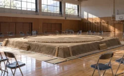 体育館に設けられた巡業の土俵と俵