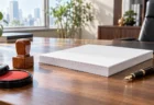朝の光が差す事務所の木製デスクと書類、印鑑
