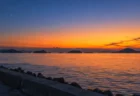 夕暮れの瀬戸内海に浮かぶ島々のシルエットと、空に光る一番星