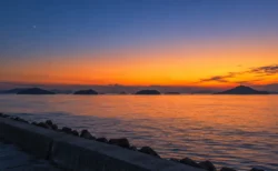 夕暮れの瀬戸内海に浮かぶ島々のシルエットと、空に光る一番星