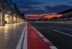 夕暮れのサーキットのピットレーンとメインストレート