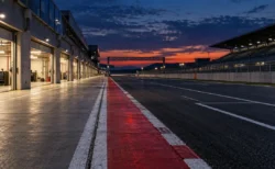 夕暮れのサーキットのピットレーンとメインストレート
