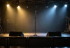 照明を落とした無人のライブハウスのステージに立つ1本のマイクスタンド