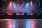色とりどりの照明に照らされたライブハウスの無人のステージ