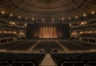 開演前の無人のドーム型コンサート会場と落ち着いた照明