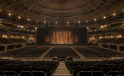 開演前の無人のドーム型コンサート会場と落ち着いた照明