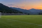 夕暮れの無人のサッカースタジアムのピッチとゴール