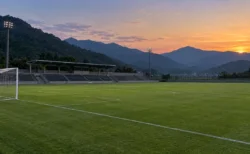 夕暮れの無人のサッカースタジアムのピッチとゴール