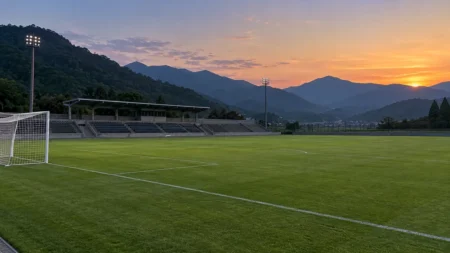 夕暮れの無人のサッカースタジアムのピッチとゴール