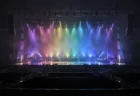 色とりどりの照明に照らされた無人のライブステージ