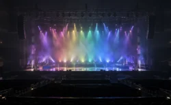 色とりどりの照明に照らされた無人のライブステージ
