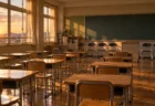 放課後の小学校の教室と、黒板の前に並ぶ保護者用の椅子