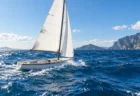 青い海に浮かぶ無人のヨットと白い帆
