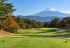 秋晴れの朝、遠くに富士山を望むゴルフ場のフェアウェイとグリーン