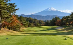 秋晴れの朝、遠くに富士山を望むゴルフ場のフェアウェイとグリーン