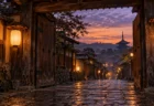 時代劇の撮影所を思わせる夕暮れの木造の門と石畳