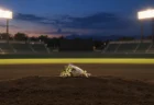夕暮れの照明がともった無人の野球場のマウンド