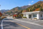 秋の山あいの温泉街の道路と町並み