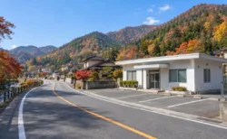 秋の山あいの温泉街の道路と町並み