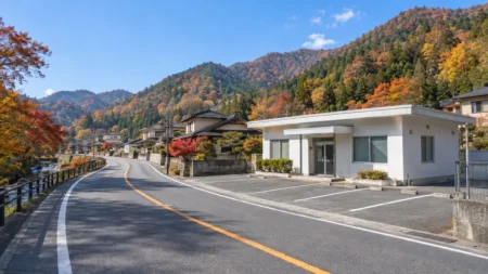 秋の山あいの温泉街の道路と町並み