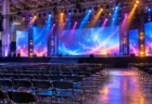 照明に照らされた大型イベントホールの無人のステージと客席