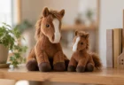 競馬場のグッズ売り場の棚に並ぶ馬のぬいぐるみを思わせる柔らかな布の質感