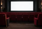 開演前の無人の映画館のスクリーンと客席