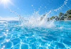 晴れた日の屋外プールの青い水面に上がる白い水しぶき