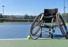 テニスコートに置かれた競技用車いすとラケット