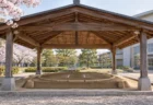体育館の敷地にある屋根付きの相撲場と土俵