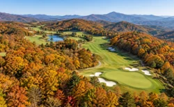 紅葉の森に囲まれた丘陵のゴルフコースを上空から見たフェアウェーとバンカー