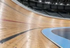 自転車競技場の傾斜のついた木製トラック